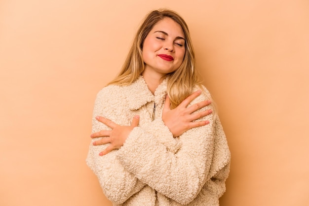 Foto abbracci sorridenti spensierati e felici