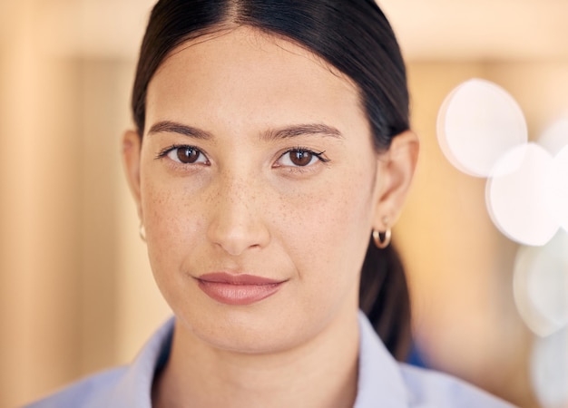 Huidgezicht en schoonheid met een zelfverzekerde serieuze en gefocuste vrouw binnenin op een onscherpe achtergrond Huidverzorgingshoofd en close-up van een jonge vrouw binnenshuis met een perfecte vlekkeloze en stralende teint