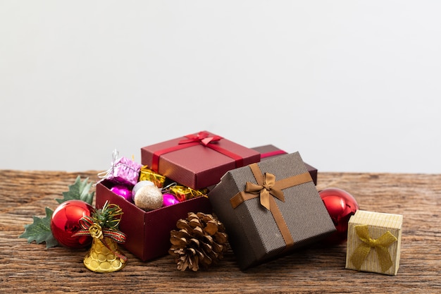 Huidige doos met kleurenlint op witte achtergrond voor speciale gelegenheid van de Kerstmisverjaardag