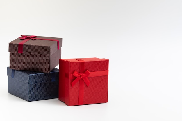 Huidige doos met kleurenlint op witte achtergrond voor speciale gelegenheid van de Kerstmisverjaardag