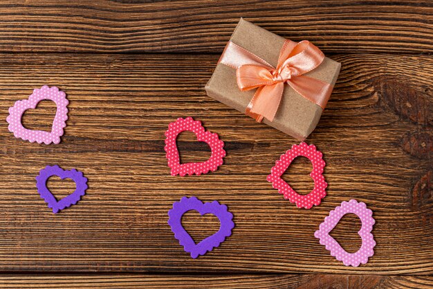 Huidige giftdoos voor Valentine-dag op de houten achtergrond