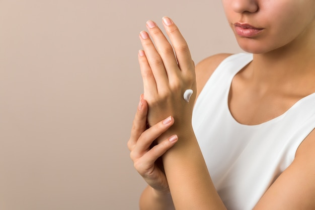 Huidsverzorging. close-up van de vrouw de hand hydrateren ze met room. huidsverzorging