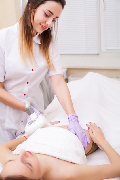 Huidsverzorging. vrouw is in het proces bij de kliniek lipomassage.