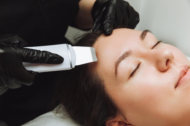 Huidverzorging Close-up van een mooie vrouw die een echografie ontvangt Facial Peeling Ultrasone huidreinigingsprocedure Cosmetische procedures Cosmetologie