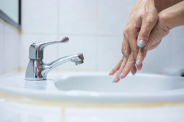 Huidverzorging desinfectie Handen inzepen met antibacteriële zeep