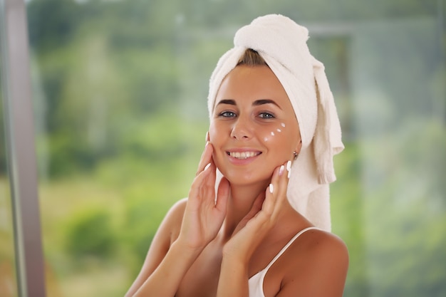 Huidverzorging en herstel. Jong meisje met schone perfecte huid. met natuurlijk aanraken van haar gezicht. Spa.