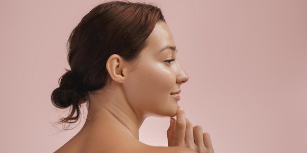 Huidverzorging en schoonheid conceptfoto van een vrouw met schone en gezonde huid die haar gezicht raakt