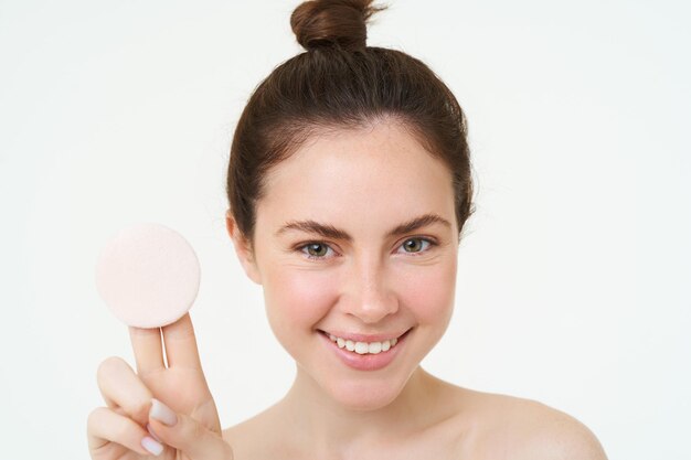 Foto huidverzorging en welzijn jonge vrouw toont cosmetische katoenen pad verwijdert haar make-up met behulp van gezichtsbehandeling