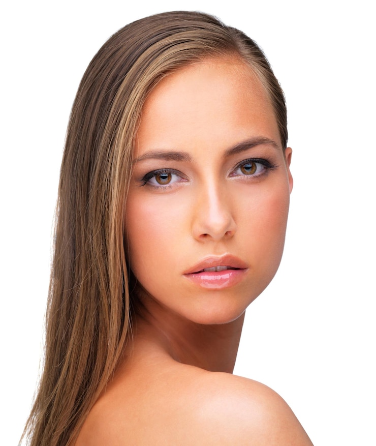 Foto huidverzorging, haarverzorgdheid en portret van een vrouw, gloed of glans, geïsoleerd op een witte achtergrond in een studio. gezichtscosmetica en kapsel van een serieus model in een salon voor gezichtsmake-up, kapper of schoonheidsbehandeling.
