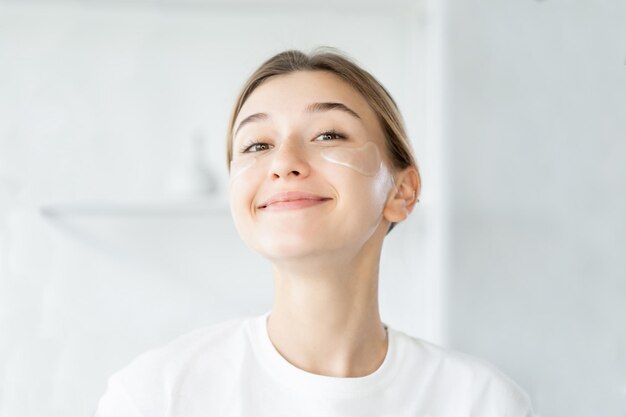 Huidverzorging schoonheid cosmetologie vrouw patches gezicht