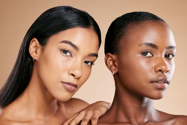 Huidverzorging schoonheid en gezichtsportret van vrouwelijke vrienden in studio voor dermatologie, make-up en cosmetica Aziatische en zwarte persoon samen voor skin glow spa gezichts- en lichaamswellness met luxe glans