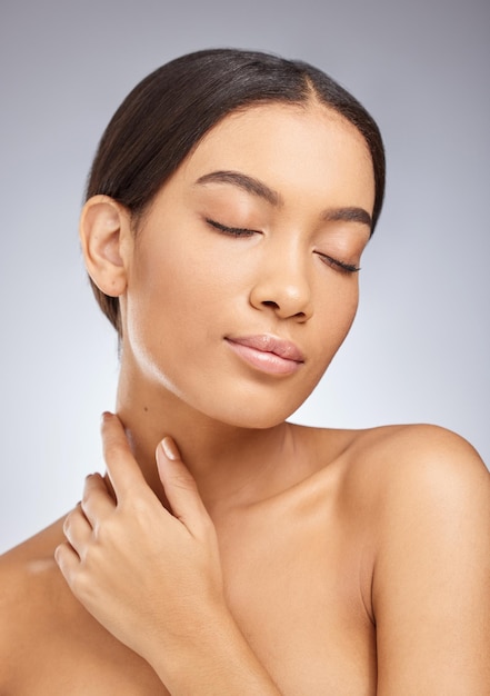 Huidverzorging vrouw en gezicht voor esthetische cosmetica en routine gezichtsbehandeling Spa wellness en huidglow dermatologie op witte achtergrond studio met elegant model schoonheid en luxe collageen glans