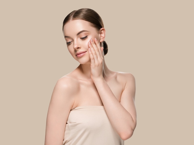 Foto huidverzorging vrouw met handen portret huid close-up cosmetische leeftijd concept. kleur achtergrond bruin