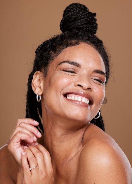 Huidverzorging wellness en gelukkige zwarte vrouw in studio voor een gezondheidscosmetische en natuurlijke huidroutine Schoonheidsgeluk en Afrikaans model met cosmetische make-up of gezichtsbehandeling door bruine achtergrond