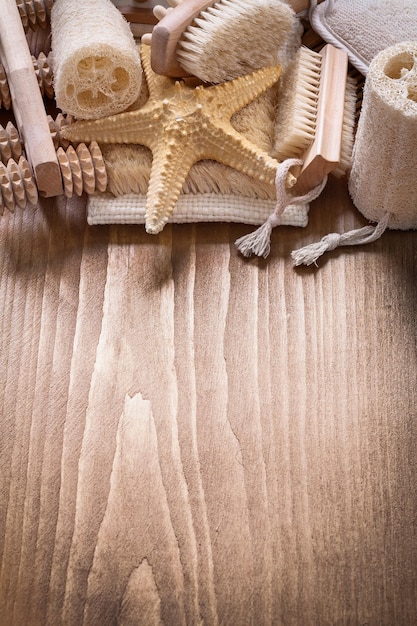 Huidverzorgingsartikelen over gezondheidszorgconcept van dennen vintage houten plank