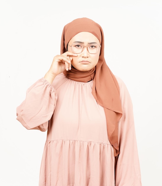 Huilen droevig gebaar van mooie Aziatische vrouw die hijab draagt geïsoleerd op een witte achtergrond
