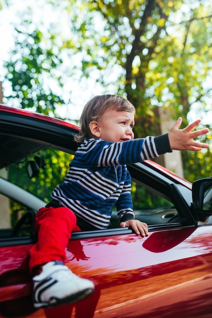 Huilende babyjongen in auto.