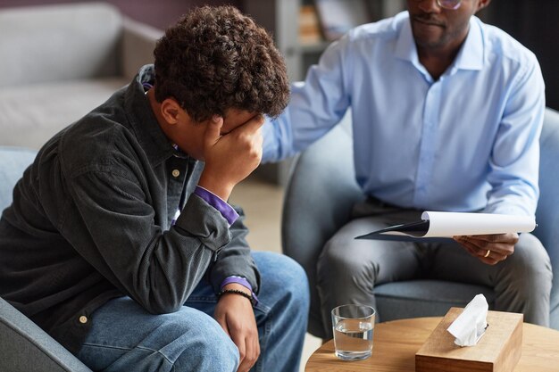 Huilende jongen op bezoek bij psycholoog