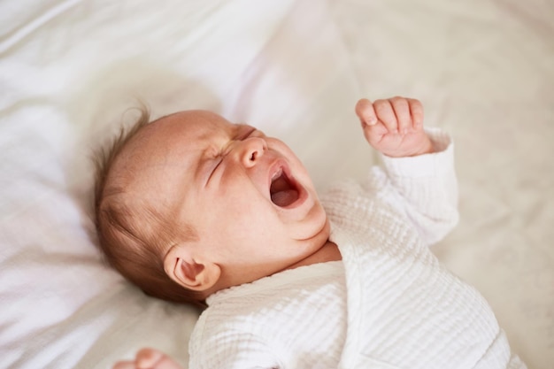 Huilende pasgeboren baby van een maand oud huilende baby