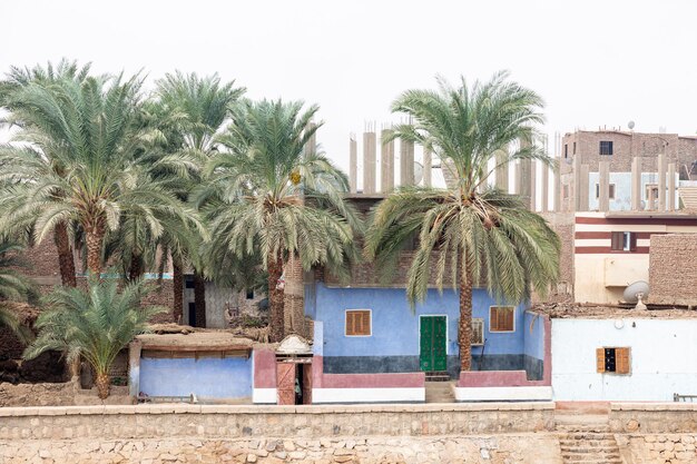 Huis aan de kust van de Nijl bij Edfu