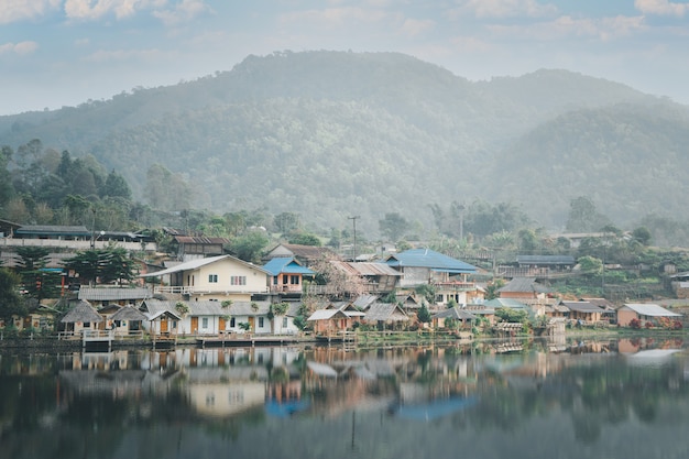 Huis aan het water in Rak Thai Village Plattelandsdorp en bergbezinning op het water