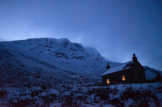 Huis bedekt met sneeuw op een mistige dag