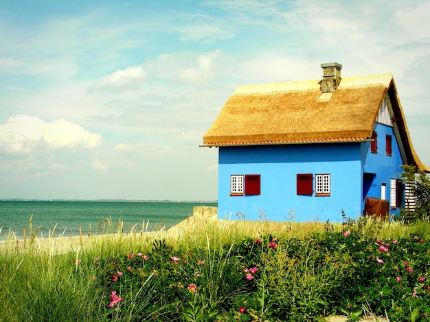 Foto huis bij de zee tegen de lucht