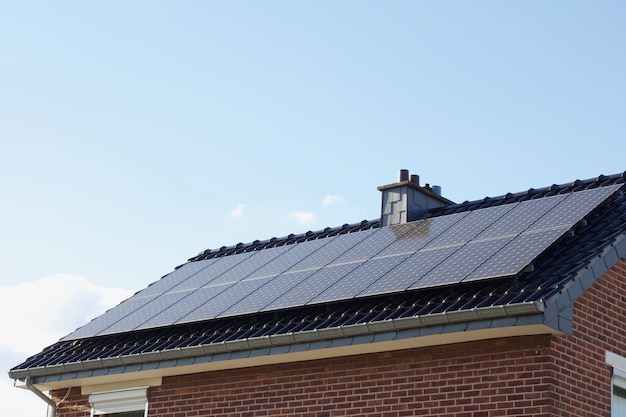 Huis dak met zonnepanelen erop