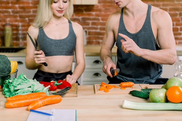 Foto huis. gelukkig samen. man en vrouw. voedsel bereiden. keuken. appartement. natuurlijk. groenten. hou van elkaar. moederschap. ontspanning. geluk. ouderschap. huisje boompje beestje.