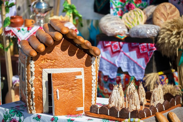 Huis gemaakt van deeg en broden