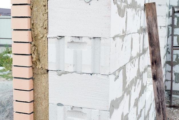 Huis gemaakt van schuimbeton geïsoleerd met minerale wol en bekleed met bakstenen