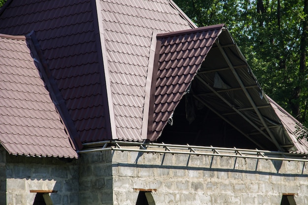 Huis in aanbouw. Detail van overlappende dakpannen