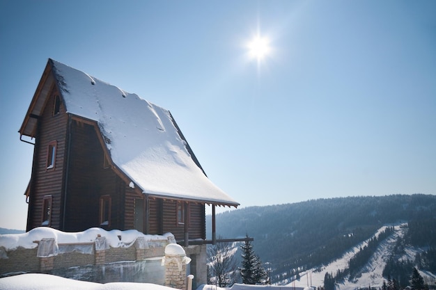 Huis in besneeuwde bergen