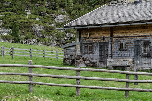 Huis in de bergen met hek