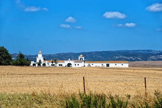 Huis in een dorp langs de weg in Spanje in de zomer