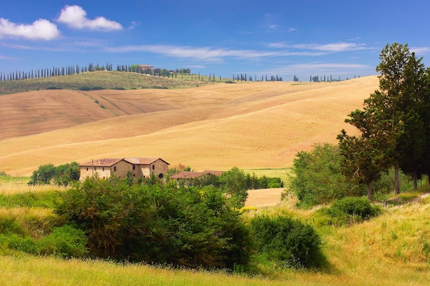 Huis in een veld in een dorp tussen de wijngaarden van Toscane