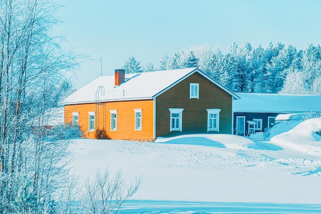 Huis in Snow Winter Forest, Kerstmis in Finland, Lapland