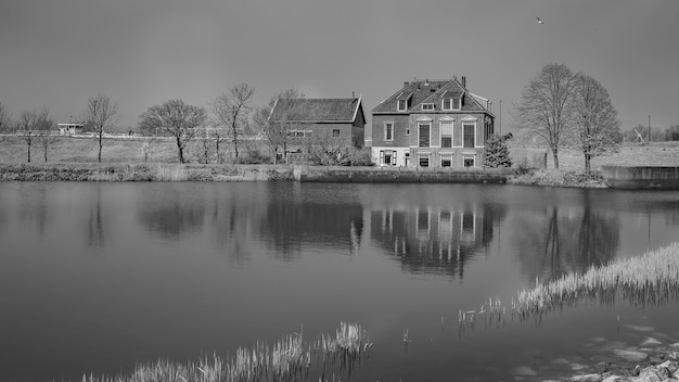 Huis landschap met water reflectie