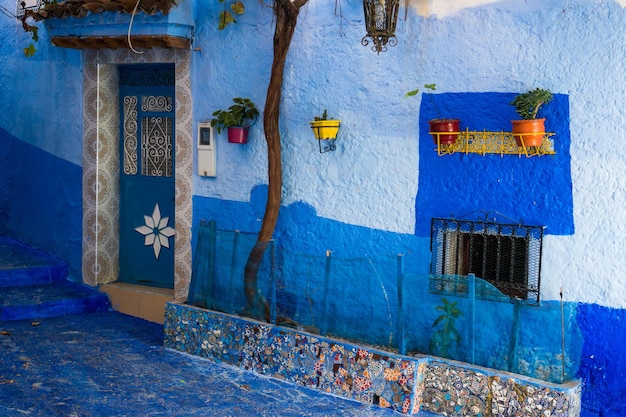 Huis met blauwe muren in Chefchaouen in Marokko