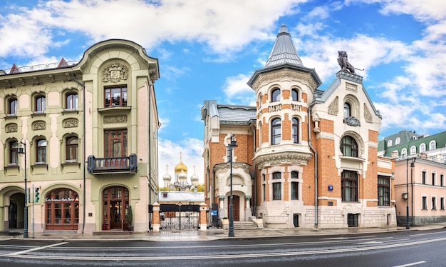 Huis met een leeuw op het dak op een straat in Moskou op een bewolkte herfstochtend