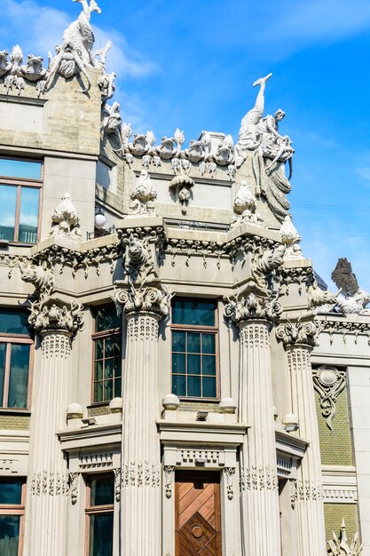 Huis met hersenschimmen in Kiev, Oekraïne Art Nouveau-gebouw met sculpturen van de mythische dieren werd gemaakt door architect Vladislav Gorodetsky tussen 1901 en 1903