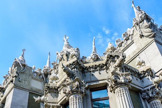 Huis met hersenschimmen in Kiev, Oekraïne Art Nouveau-gebouw met sculpturen van de mythische dieren werd gemaakt door architect Vladislav Gorodetsky tussen 1901 en 1903