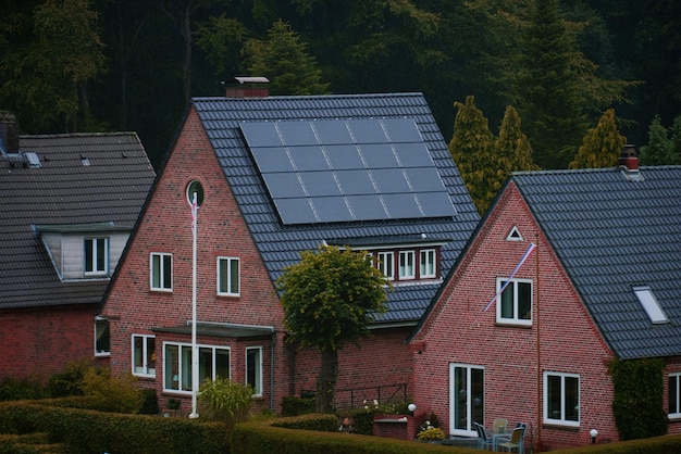 Huis met zonnepanelen op het dak Natuurgeproduceerde energie Zongeproduceerde energie hernieuwbare energie