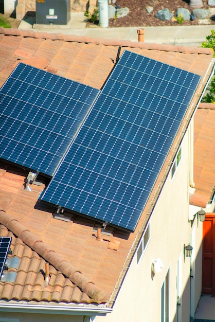 Huis met zonnepanelen op het dak