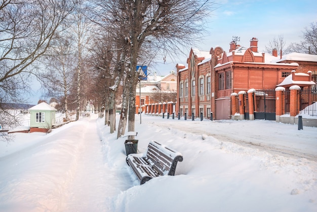 Huis-Modern aan de oever van de Wolga in Plyos in de sneeuw in het licht van de ondergaande winterzon