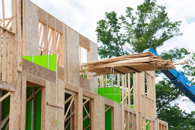 Huis nieuw houten frame stok gebouwd huis in aanbouw