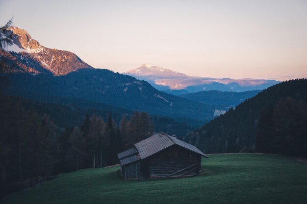 Foto huis op de berg tegen een heldere lucht