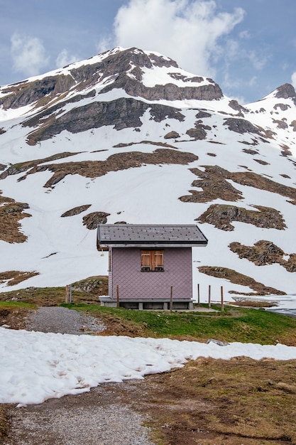Foto huis op een besneeuwde berg tegen de lucht
