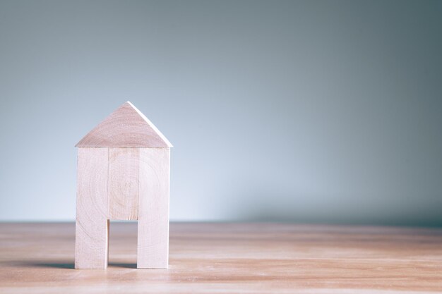 Huis op een houten tafel