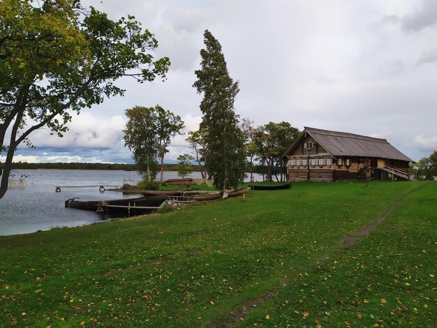 Foto huis op het veld bij de bomen tegen de lucht